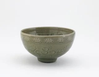 Cuenco de servir al estilo de la cerámica Longquan, período Edo, finales del siglo XVIII-principios del siglo XIX
